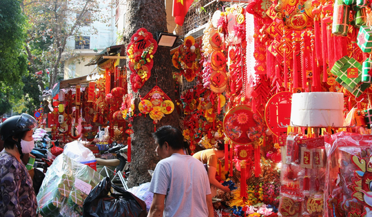 Phố Hàng Mã rực rỡ sắc đỏ, người dân xuống phố sắm đồ trang trí Tết sớm