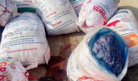 Kinh hoàng hơn 1 tấn sản phẩm động vật bốc mùi, chảy nước, tiểu thương vẫn mang đi tiêu thụ
