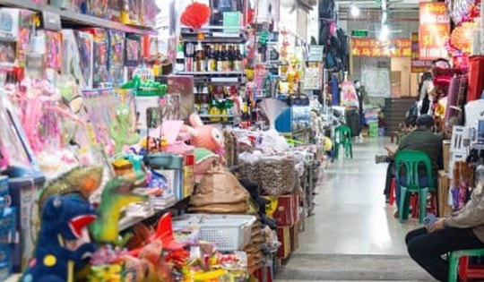 'Thiên đường mua sắm' vùng biên đìu hiu ngày cuối năm