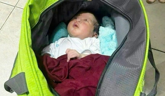 Tìm thân nhân bé trai sơ sinh bị bỏ rơi trên bãi cỏ ở TPHCM