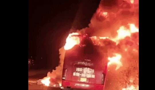 Video: Xe giường nằm bốc cháy dữ dội, hàng chục hành khách chạy thoát thân