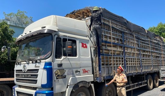 Quy định mới nhất về xe quá tải, quá khổ các lái xe cần lưu ý để không bị phạt kịch khung