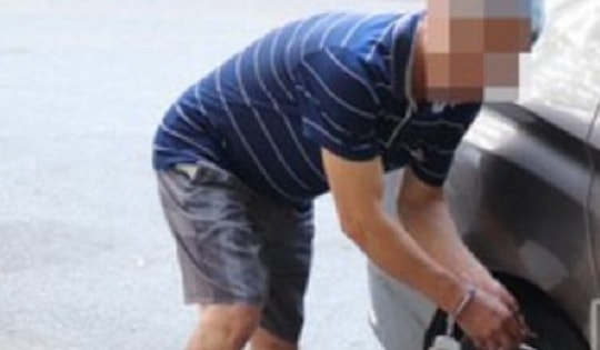 Tạm giữ ông lão U70 có “sở thích” chọc thủng lốp ô tô