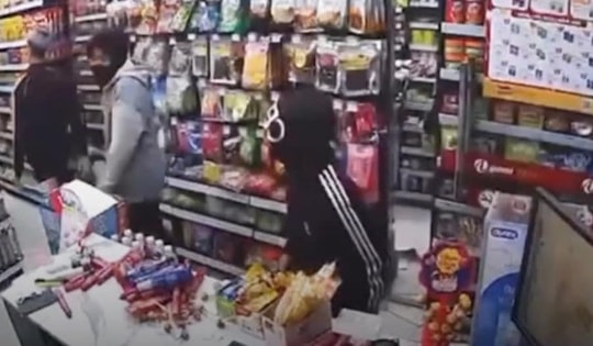 Truy tìm nhóm thiếu niên cướp cửa hàng tiện lợi ở Hà Nội