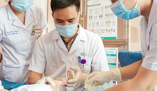 Bé sơ sinh trợt loét toàn bộ chân vì mắc bệnh di truyền hiếm gặp