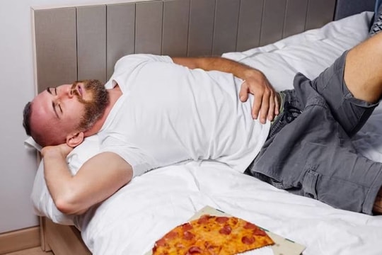 Điều gì xảy ra với hệ tiêu hóa khi nằm thẳng ngay sau khi ăn?