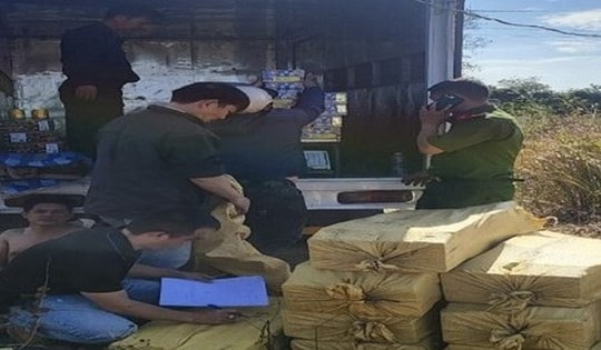 Bắt giữ đối tượng vận chuyển hơn nửa tấn pháo lậu