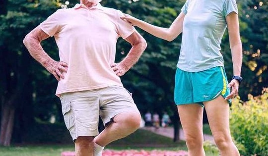 Bài kiểm tra 10 giây có thể dự báo tuổi thọ: Nguy cơ tử vong sớm tăng gần gấp đôi khi thực hiện thất bại