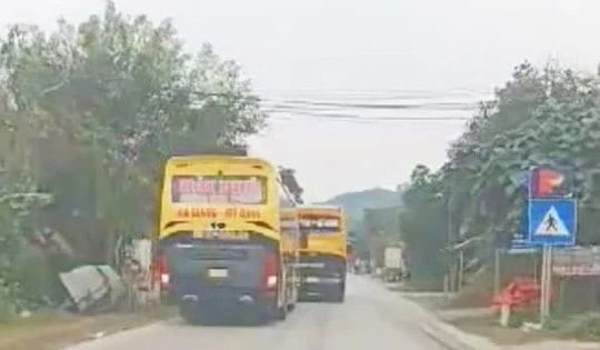 Tài xế xe khách chèn ép nhau trên QL2 bị phạt 2,5 triệu, tước GPLX 3 tháng