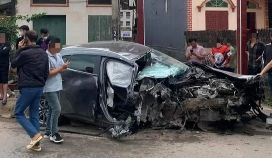 Xe Mazda lao như tên bắn, húc đổ tường nhà bên đường, rụng bánh