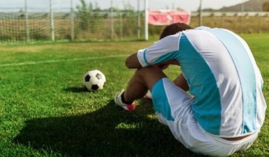 Bị bóng đá trúng vào vùng kín khi chơi thể thao, bé 13 tuổi suýt phải cắt tinh hoàn