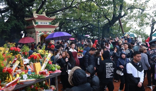 'Biển' người về phủ Tây Hồ trong ngày đầu tiên tháng Chạp 2023