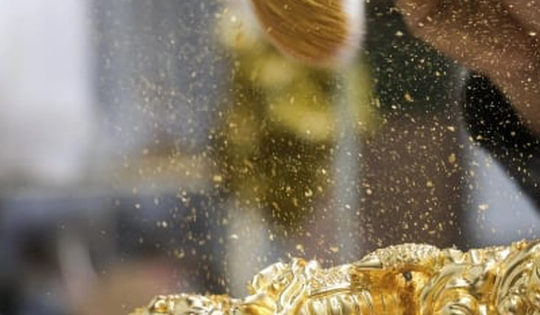 Cận cảnh linh vật rồng phủ vàng 24k giá hàng chục triệu đồng đón Tết Giáp Thìn