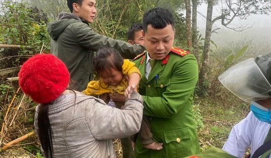 Lời kể của Thượng úy công an xã tìm thấy bé 2 tuổi bị lạc 31 giờ trong rừng rậm biên giới