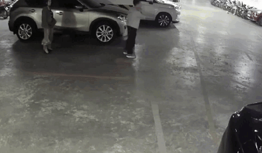 Video: Kinh hoàng khoảnh khắc xe ô tô lùi thẳng vào người phụ nữ trong hầm chung cư ở Hà Nội