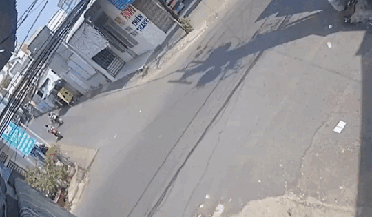Video: Hoảng hồn cảnh xe tải húc văng người đi xe máy điện tại ngã tư, camera an ninh chỉ ra nguyên nhân vụ tai nạn
