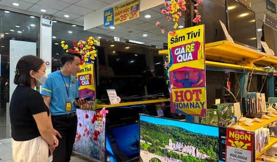Khuyến mại sâu để kích cầu tiêu dùng dịp cận Tết Nguyên đán mặt hàng điện tử, điện máy vẫn 'ế sưng'