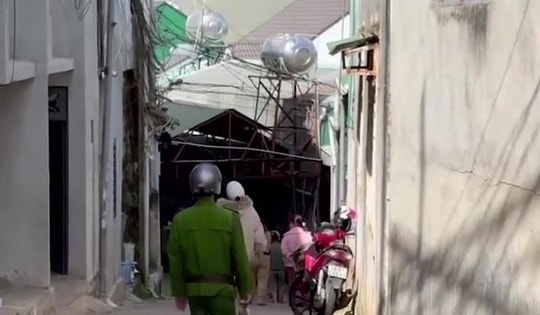 Khám nghiệm hiện trường căn nhà có 1 người chết, 1 người nguy kịch