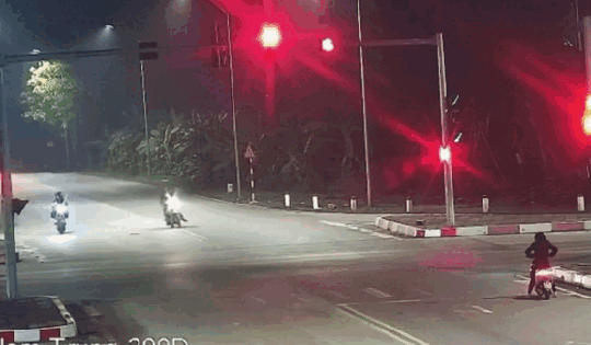 Video: Kinh hoàng khoảnh khắc xe máy vượt đèn đỏ, bị ô tô húc văng cả chục mét