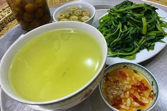 Có nên uống nước canh ấm thay nước lọc?