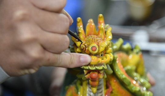 Cận cảnh quy trình làm linh vật rồng vàng giá hàng chục triệu đồng bán Tết