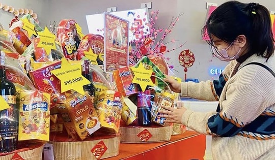 Dân ‘thắt lưng buộc bụng’, quà Tết giá rẻ ‘đắt như tôm tươi’