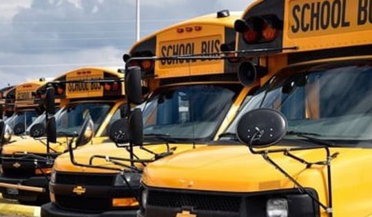 Đề xuất xe đưa đón học sinh phải sơn màu vàng đậm