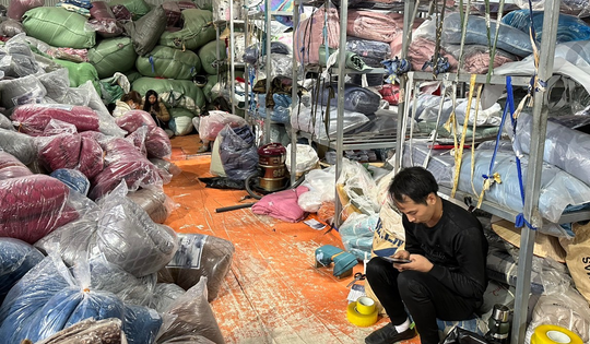 Gần Tết Nguyên đán, hàng loạt tiểu thương bị bắt quả tang kinh doanh hàng hóa vi phạm nhãn hiệu, không rõ nguồn gốc xuất xứ