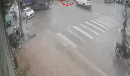 Video: Qua đường bất cẩn, người đi bộ tử vong thương tâm