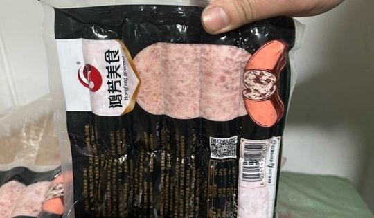 Hơn 800kg xúc xích, tràng lợn nhập lậu, tiểu thương Quảng Ninh vẫn bày bán công khai