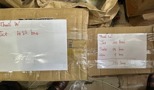 Cận Tết Nguyên đán, tiểu thương công khai bày bán, vận chuyển thuốc lá, giày dép nhập lậu