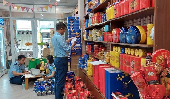 TPHCM: Thu giữ hàng trăm kg bánh kẹo không rõ nguồn gốc