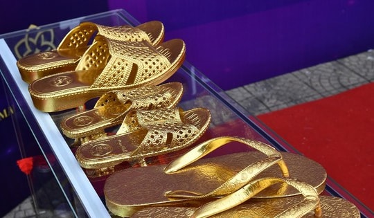 Chậu lan hồ điệp gần 4 tỷ, dép tổ ong mạ vàng đón Tết