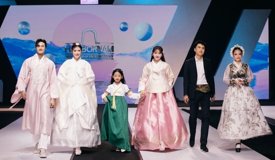 Đông Nhi và con gái được khen khi lần đầu diễn Catwalk