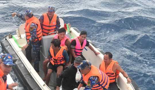 Tàu Hải quân cứu kịp thời 5 ngư dân Bình Định gặp nạn