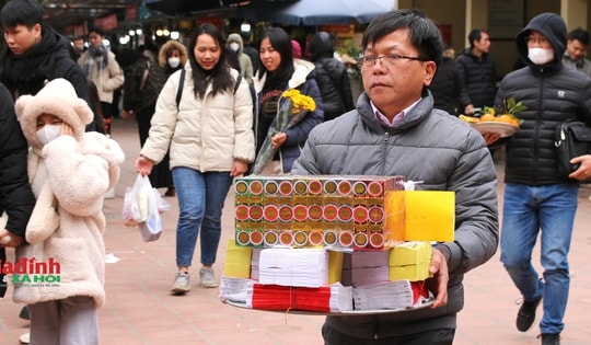 Vượt giá rét người dân đổ về phủ Tây Hồ dâng lễ tạ ơn trong ngày Rằm tháng Chạp