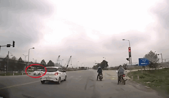 Video: Thót tim cảnh xe ô tô mất lái, tông loạt phương tiện tại ngã tư rồi bỏ chạy