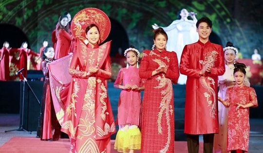 NTK Hoàng Ly mang BST áo dài Họa sắc Long Phụng trình diễn ở Hoàng thành Thăng Long