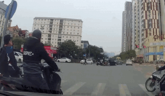 Video: Khoảnh khắc xe máy vượt đèn đỏ, bị ô tô húc văng cả chục mét trên đường phố Hà Nội