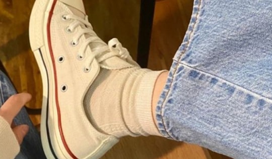 Chỉ nhìn vào giày dép, dáng đi cũng lộ ra bệnh tật, thấy 8 điểm này cần thăm khám ngay