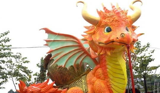 Tranh cãi linh vật rồng dễ thương "lai Tây" ở Bắc Giang, người thợ nói gì?