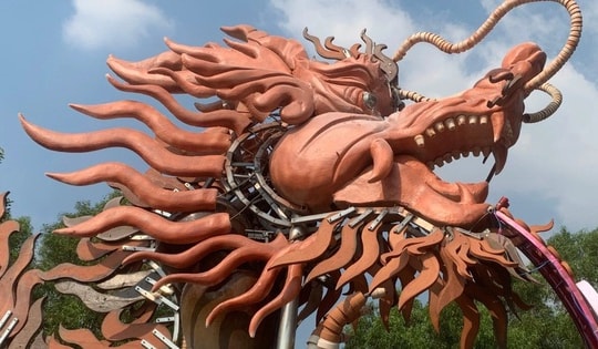 Hai linh vật rồng làm từ những chiếc lu gây "sốt" mạng xã hội ở Bình Dương