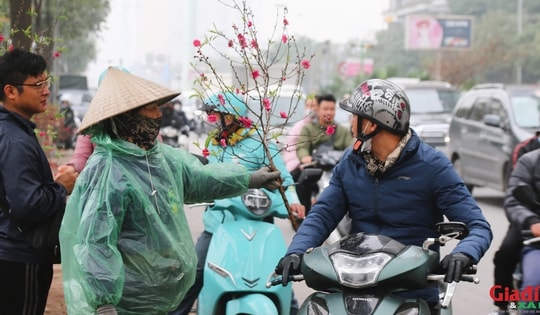 Đường phố đông đúc dịp cuối năm, không khí Tết đã ngập tràn Hà Nội