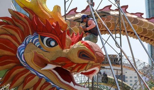 Cận cảnh đường hoa Nguyễn Huệ, đôi rồng chầu sen Tết 2024 đang gần hoàn thiện