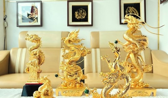 Tượng rồng, hoa lan dát vàng giá hàng chục triệu săn khách dịp Tết