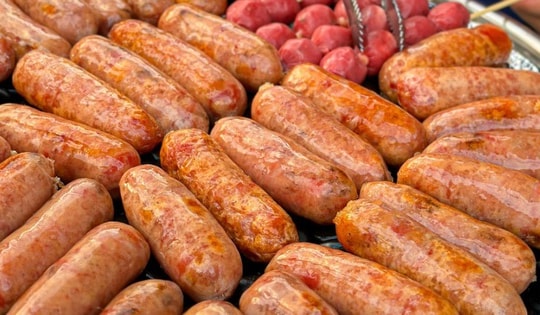 Ăn món khoái khẩu lạp xưởng nướng đá 'hot trend', cẩn thận kẻo rước bệnh vào thân