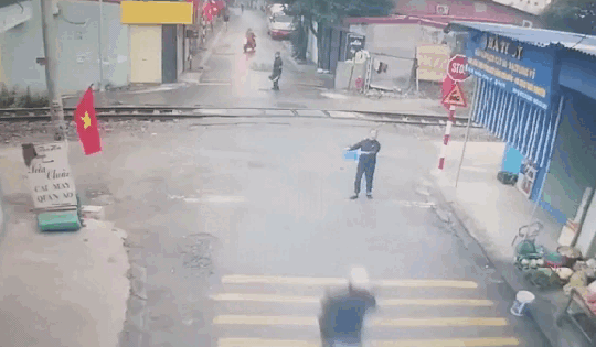 Video: Khoảnh khắc người điều khiển xe máy gặp nạn thương tâm khi băng qua đường sắt
