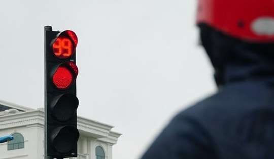 Quy định mức phạt lỗi vượt đèn đỏ, đèn vàng năm 2024, trường hợp vi phạm có thể bị phạt đến 6 triệu đồng?