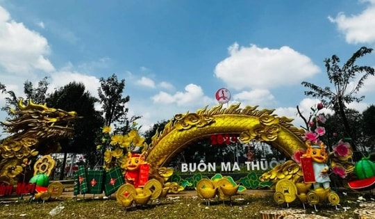 Chiêm ngắm linh vật rồng 'ôm trọn đất trời' ở phố núi Đắk Lắk dài 16m