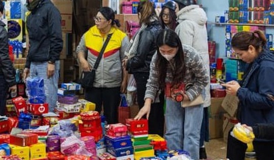 Người dân đổ xô sắm Tết, 'thủ phủ' bánh kẹo ở Hà Nội 'thất thủ'